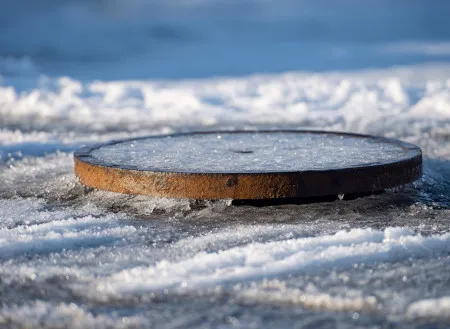 Czy przydomowa oczyszczalnia lub szambo zamarza? Jak je przygotować na zimę?